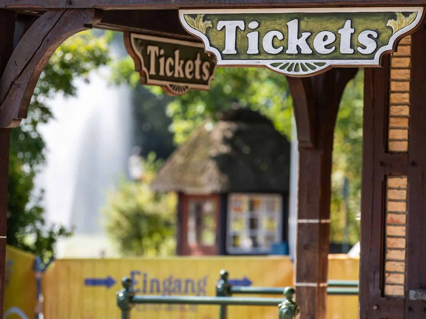 Einige Freizeitparks erhöhen die Preise  / Foto: Philipp Schulze/dpa