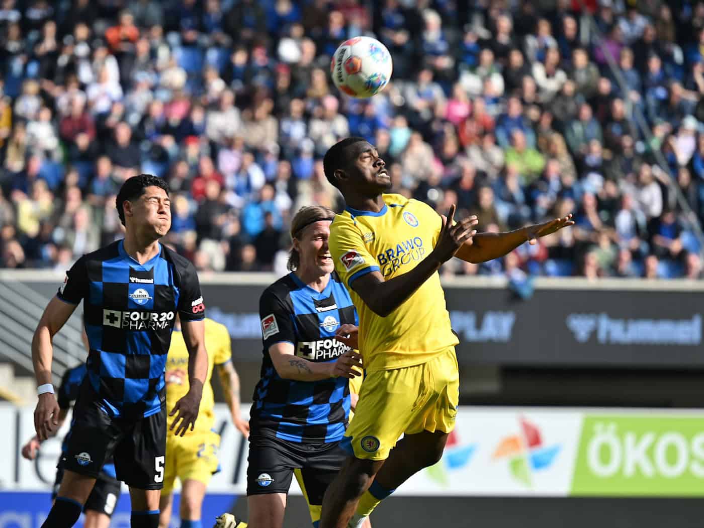 Braunschweigs Patrick Nkoa ist eher am Ball als die beiden Paderborner Santiago Castaneda (l) und Felix Götze. / Foto: Swen Pförtner/dpa