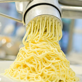 Die Polizei sucht nach Einbrechern, die eine Spaghettieis-Maschine gestohlen haben. (Symbolbild) / Foto: Uwe Anspach/dpa