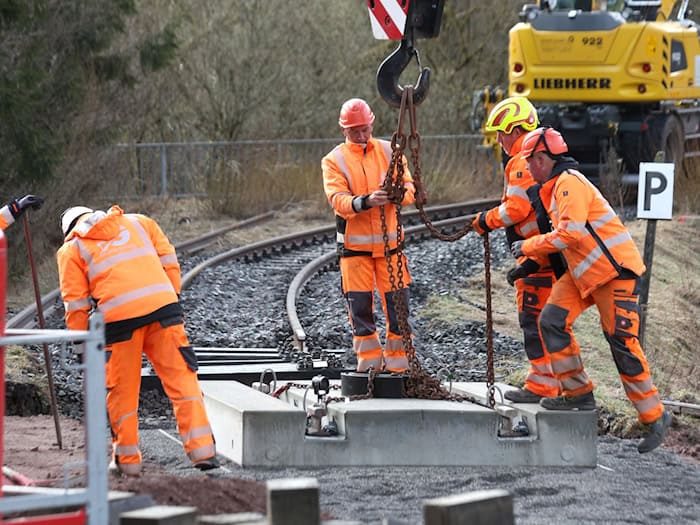 Bis zum 1. April sorgen Gleisbauarbeiten der Harzer Schmalspurbahnen für eine Sperrung der B242 nahe Sorge.  / Foto: Matthias Bein/dpa