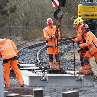 Bis zum 1. April sorgen Gleisbauarbeiten der Harzer Schmalspurbahnen für eine Sperrung der B242 nahe Sorge.  / Foto: Matthias Bein/dpa