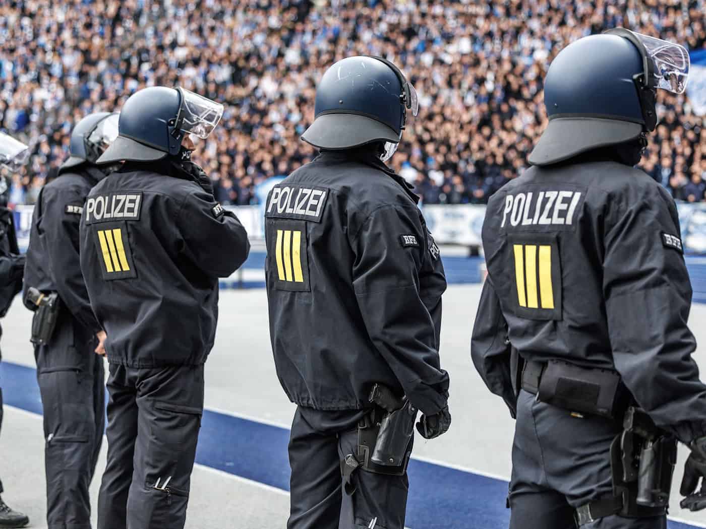 Die Dauerdebatte um Fangewalt im Fußball nimmt kein Ende. (Archivbild) / Foto: Andreas Gora/dpa