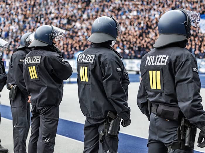 Die Dauerdebatte um Fangewalt im Fußball nimmt kein Ende. (Archivbild) / Foto: Andreas Gora/dpa