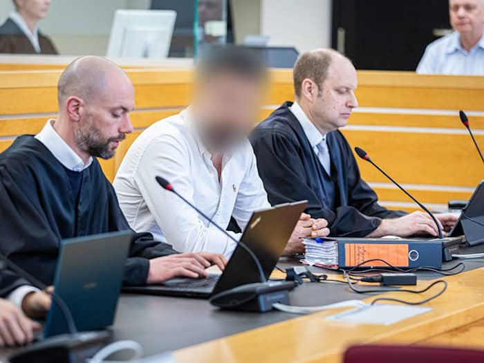 Ausgerechnet ein Staatsanwalt sitzt auf der Anklagebank - er soll Informationen an eine Drogenbande verkauft haben. Jetzt wird das Urteil erwartet. (Archivbild) / Foto: Moritz Frankenberg/dpa