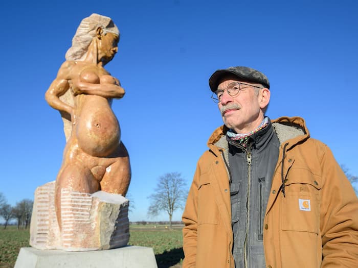 Der Künstler will die Interpretation seines Werkes anderen überlassen. / Foto: Julian Stratenschulte/dpa