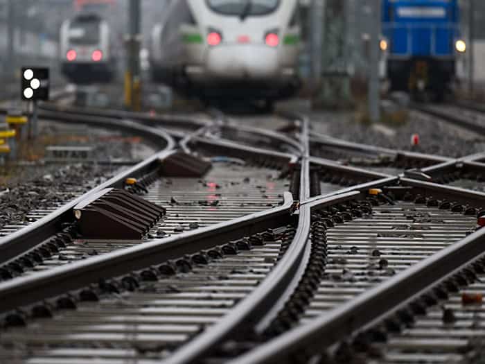 Die Reparaturarbeiten sollen laut Deutscher Bahn noch bis zum Nachmittag andauern. (Symbolbild) / Foto: Hendrik Schmidt/dpa