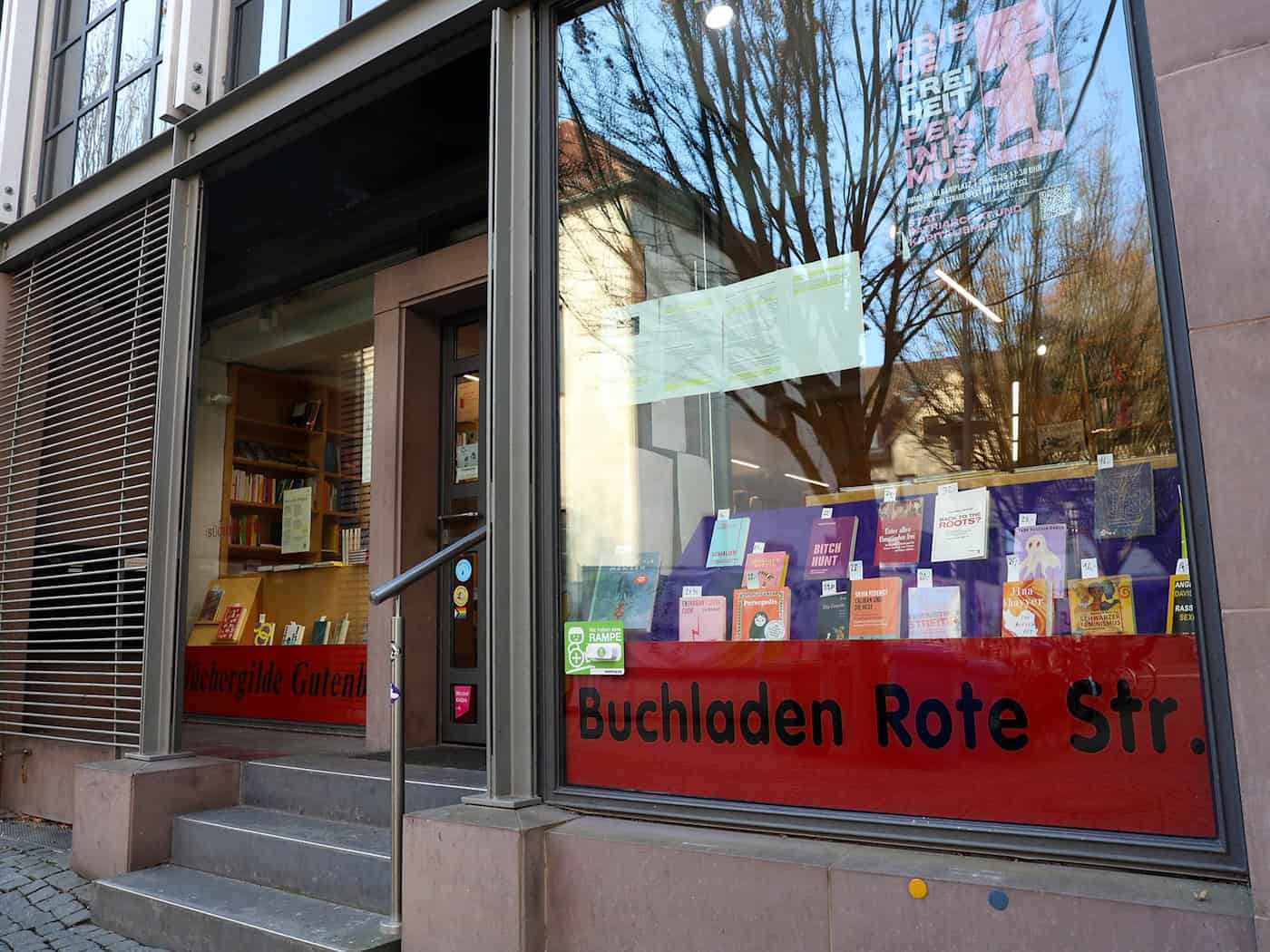 Einer von drei gestrichenen Läden: Die «Rote Straße» in Göttingen. (Archivbild) / Foto: Stefan Rampfel/dpa