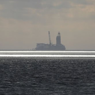 Von der Bohrinsel Mittelplate aus wird seit 1987 Öl in der Nordsee störungsfrei gefördert. (Archivbild) / Foto: Carsten Rehder/dpa