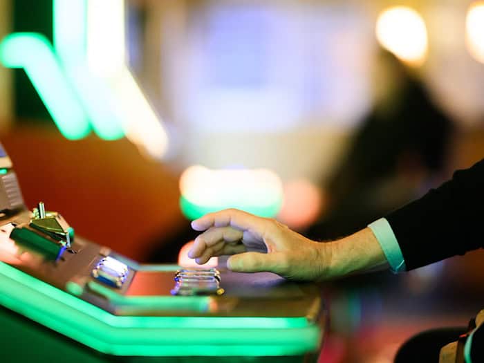 Der neue Glücksspiel-Survey 2025 zeigt: Das Glücksspielverhalten in Deutschland bleibt konstant. (Symbolbild) / Foto: Julian Stratenschulte/dpa