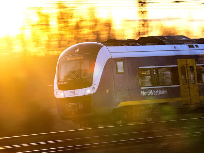 Mitarbeiter der Nordwestbahn erhalten mehr Geld. (Archivbild) / Foto: Sina Schuldt/dpa