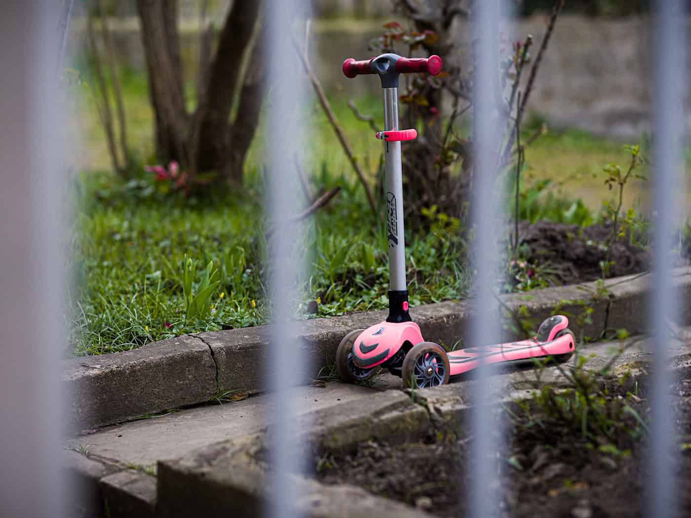 Ein Tretroller steht vor dem Einfamilienhaus in der Region Hannover, in dem sich die Tat ereignete. / Foto: Moritz Frankenberg/dpa