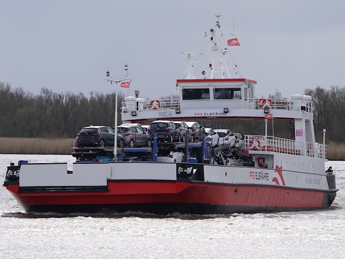 Auf der Elbfähre zwischen Glückstadt und Wischhafen müssen Fahrgäste jetzt einen Zuschlag zahlen. (Archivfoto) / Foto: Marcus Brandt/dpa
