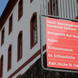 Zwei Tierärzte stehen wegen Betrugsvorwürfen in Bad Iburg vor Gericht. (Archivbild)  / Foto: Friso Gentsch/dpa