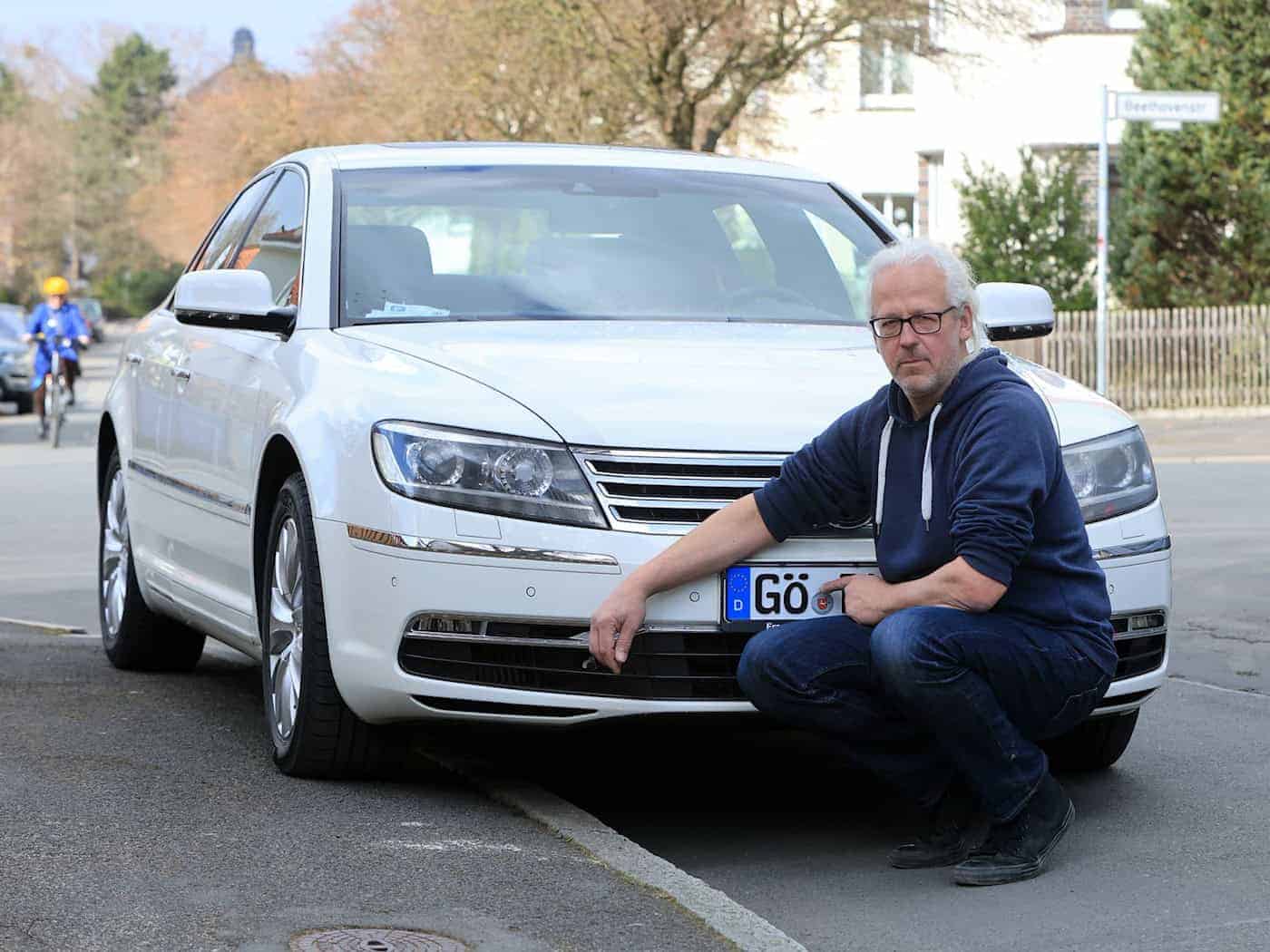 Sein GÖ-Kennezeichen hat Friedrich Ach beim Landkreis Göttingen erhalten. / Foto: Christian Butt/dpa