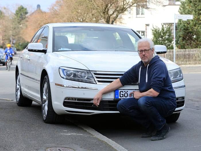 Sein GÖ-Kennezeichen hat Friedrich Ach beim Landkreis Göttingen erhalten. / Foto: Christian Butt/dpa