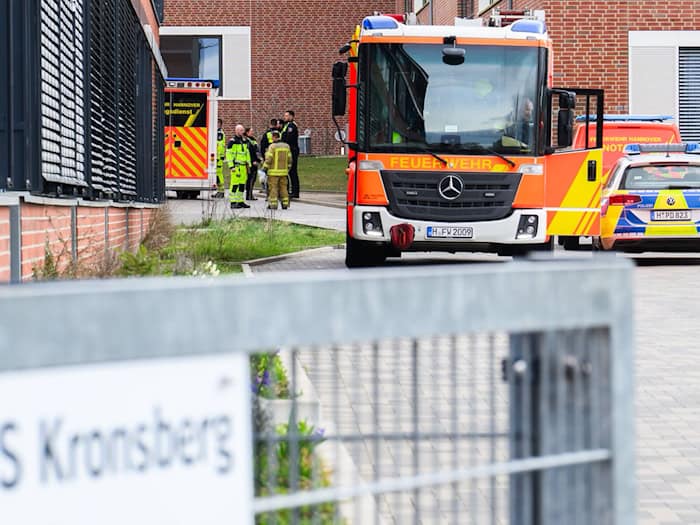 Nach Angaben der Feuerwehr Hannover wurde in einem Klassenraum einer achten Klasse eine unbekannte Substanz versprüht. / Foto: Julian Stratenschulte/dpa