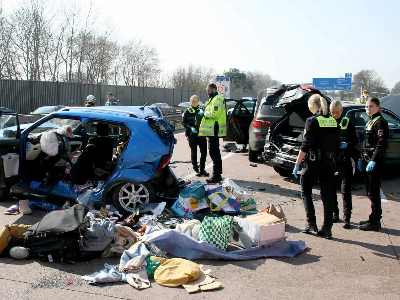 Der Unfallhergang war zunächst unklar, die Autobahn ist zwischen Bremen-Brinkum und dem Dreieck Stuhr in Fahrtrichtung Osnabrück gesperrt. / Foto: Kai Moorschlatt/dpa