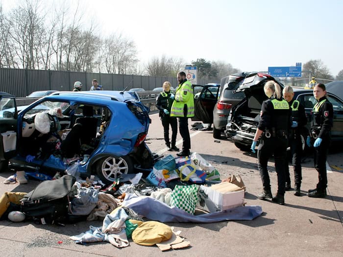 Der Unfallhergang war zunächst unklar, die Autobahn ist zwischen Bremen-Brinkum und dem Dreieck Stuhr in Fahrtrichtung Osnabrück gesperrt. / Foto: Kai Moorschlatt/dpa