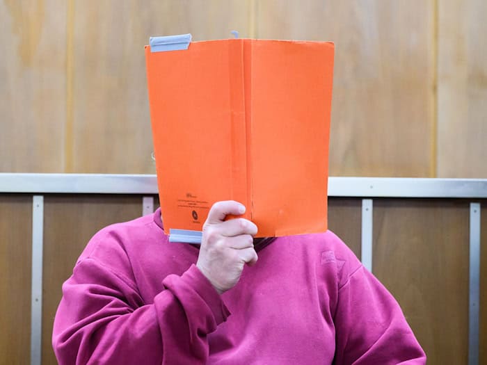 Dem Angeklagten wird vorgeworfen, im Juli 2025 in Bad Münder seine Nachbarin getötet zu haben. (Archivbild) / Foto: Julian Stratenschulte/dpa