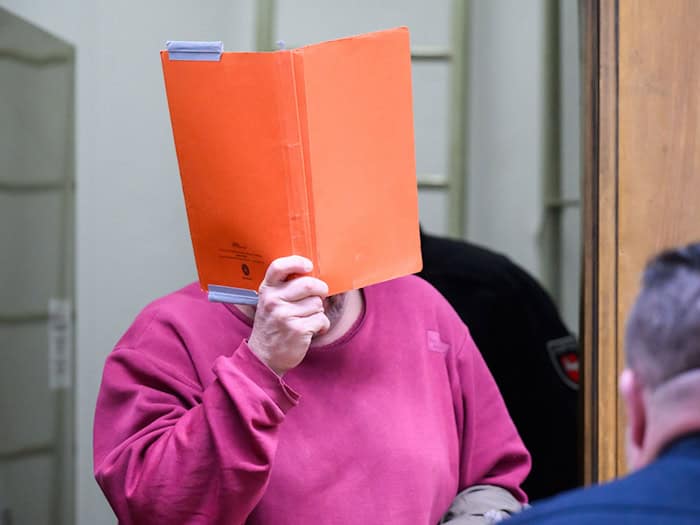 Dieser Mann hat nach Ansicht des Gerichts im Juli 2025 in Bad Münder seine Nachbarin für einige Hundert Euro getötet. (Archivbild) / Foto: Julian Stratenschulte/dpa