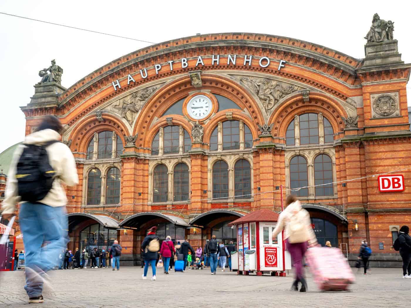 Bei einer Kontrolle am Bremer Hauptbahnhof fassten Ermittler einen mutmaßlichen Sexualstraftäter. (Archivbild) / Foto: Sina Schuldt/dpa