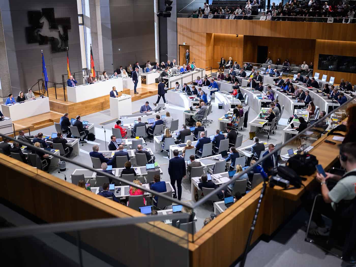 In Niedersachsens Landtag sind derzeit 146 Abgeordnete vertreten. (Archivbild) / Foto: Julian Stratenschulte/dpa