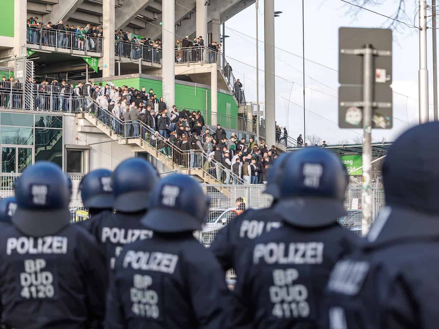 Die Wolfsburger Polizei nahm vor dem Spiel mehrere Bremer Fans fest. / Foto: Andreas Gora/dpa