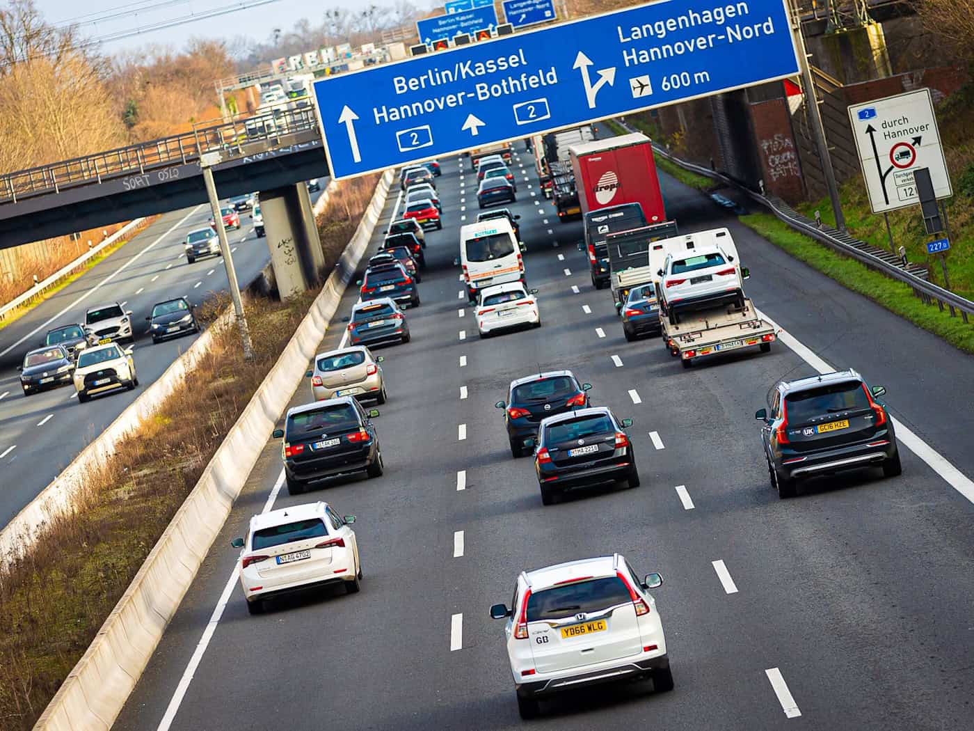 Auf den Autobahnen in Norddeutschland kann es ab dem Freitagnachmittag voll werden. (Symbolbild) / Foto: Moritz Frankenberg/dpa