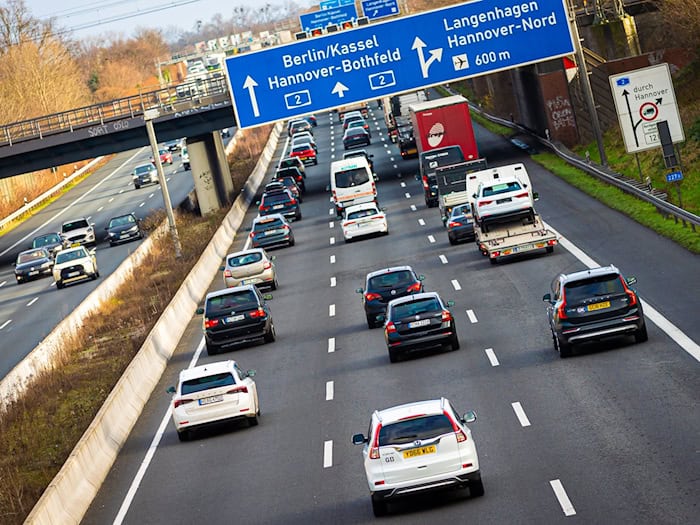Auf den Autobahnen in Norddeutschland kann es ab dem Freitagnachmittag voll werden. (Symbolbild) / Foto: Moritz Frankenberg/dpa