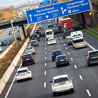 Auf den Autobahnen in Norddeutschland kann es ab dem Freitagnachmittag voll werden. (Symbolbild) / Foto: Moritz Frankenberg/dpa