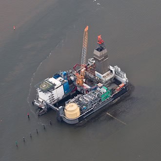 Die Ölförderung auf der Bohrinsel Mittelplate geht vorerst weiter. (Archivbild) / Foto: Christian Charisius/dpa