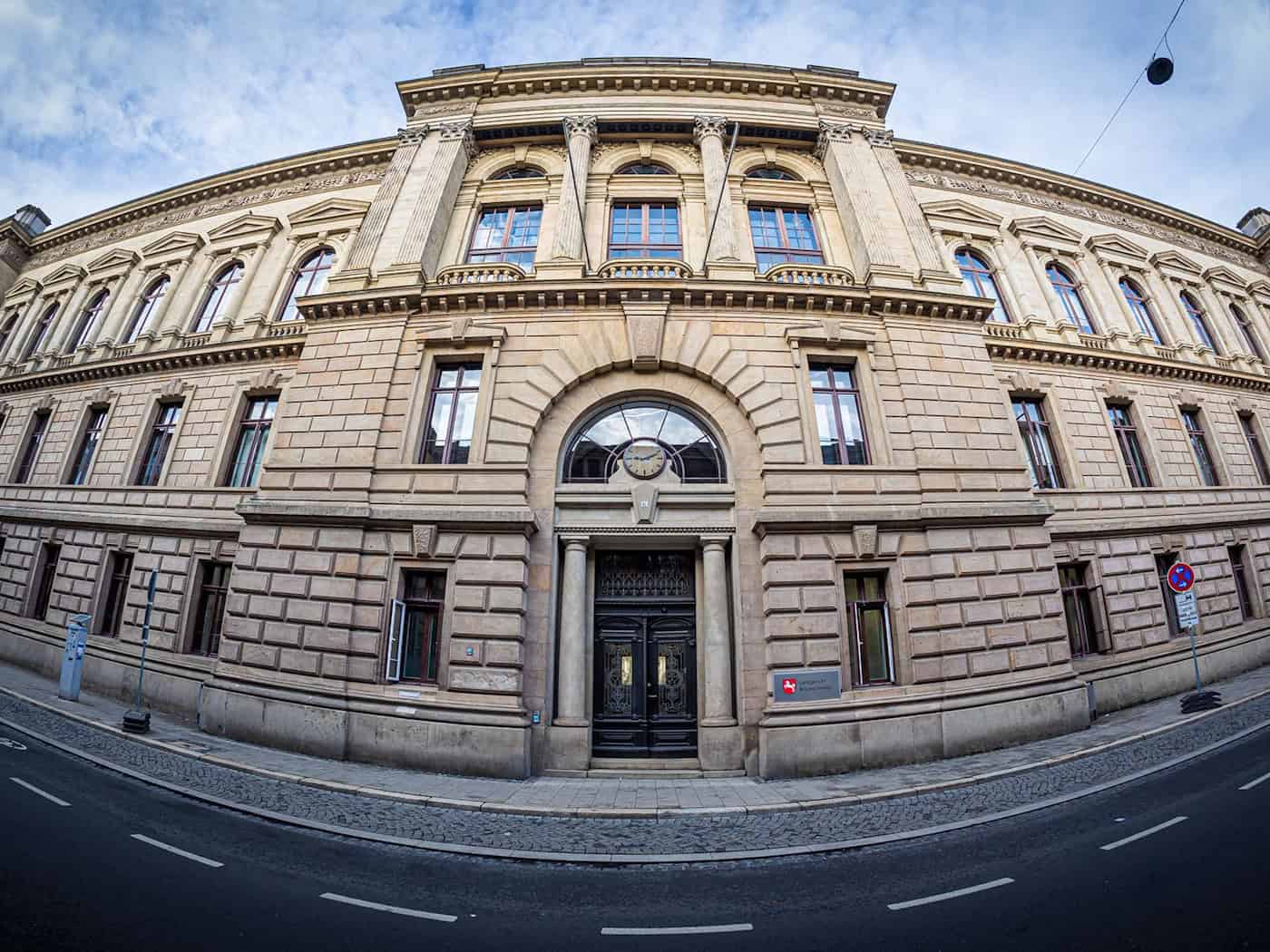 Am Landgericht Braunschweig beginnt am Dienstag ein Prozess gegen einen Ex-Bundestagsabgeordneten und eine Lehrerin, denen unter anderem Kindesmissbrauch vorgeworfen wird. (Archivbild) / Foto: Moritz Frankenberg/dpa