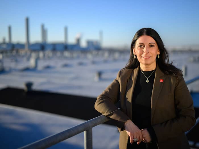 VW-Betriebsratschefin vor der Skyline des Wolfsburger VW-Werks. Von hier sollen künftig wieder mehr zentrale Ansagen kommen, fordert sie. / Foto: Julian Stratenschulte/dpa