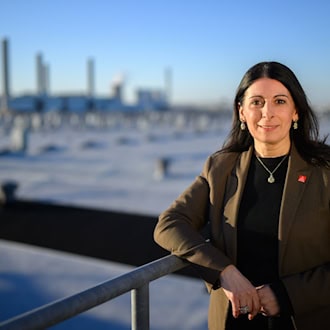 VW-Betriebsratschefin vor der Skyline des Wolfsburger VW-Werks. Von hier sollen künftig wieder mehr zentrale Ansagen kommen, fordert sie. / Foto: Julian Stratenschulte/dpa