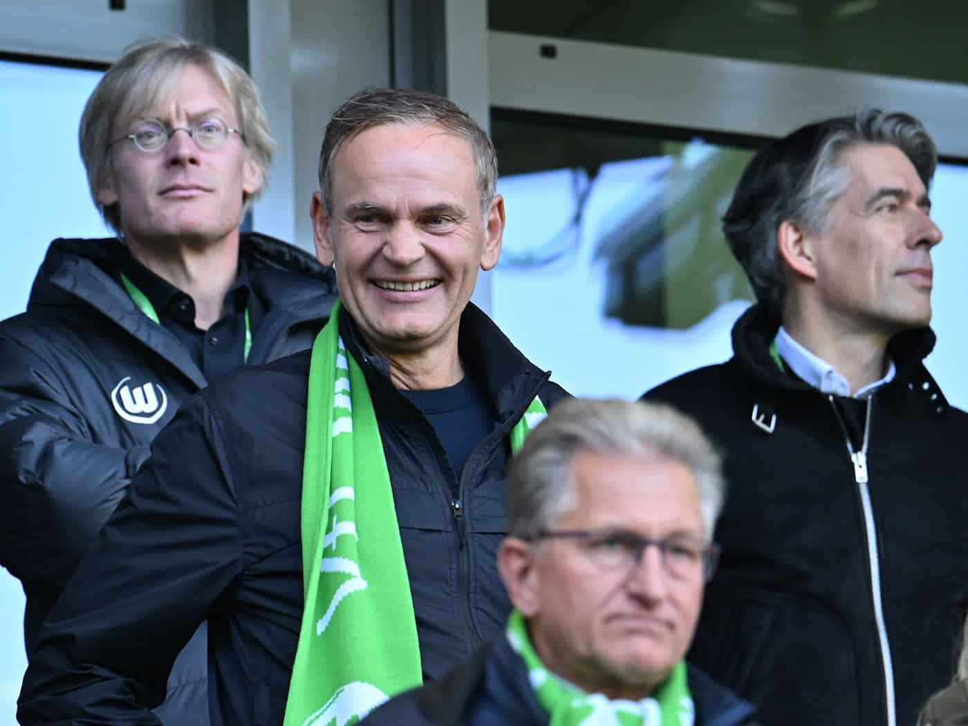 VW-Chef Oliver Blume (M) beim Heimspiel des VfL Wolfsburg. (Archivbild) / Foto: Swen Pförtner/dpa