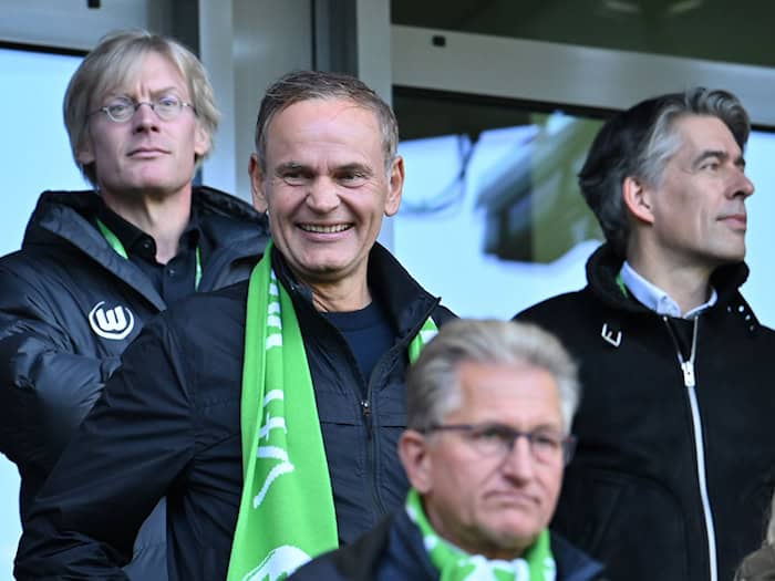 VW-Chef Oliver Blume (M) beim Heimspiel des VfL Wolfsburg. (Archivbild) / Foto: Swen Pförtner/dpa
