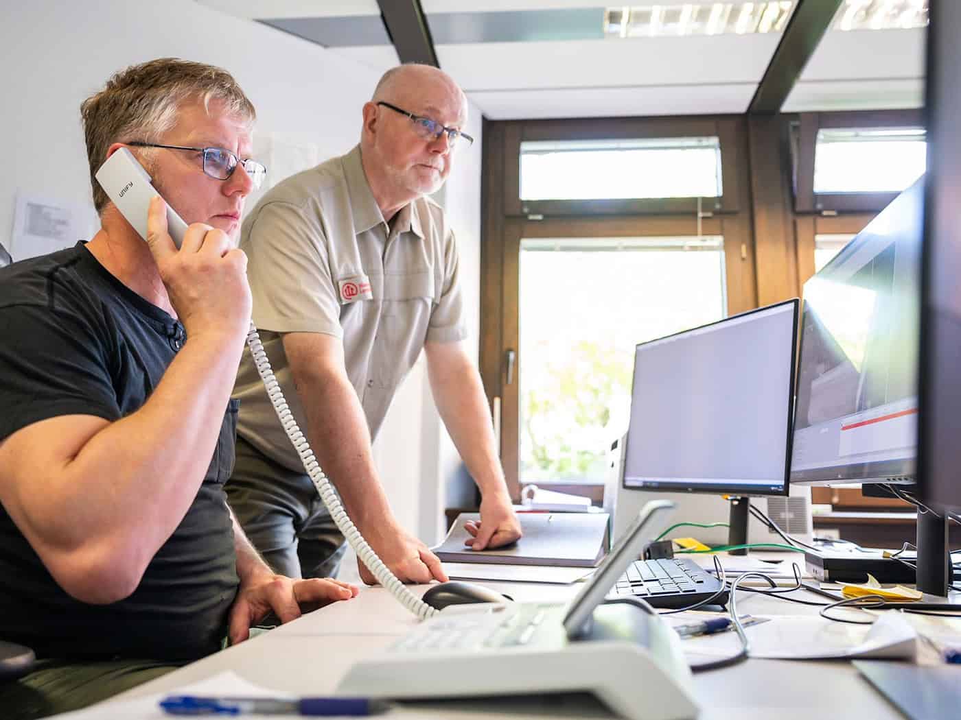 Mitarbeiter der Waldbrandzentrale werten Bilder der Überwachungskameras aus. (Archivfoto)  / Foto: Philipp Schulze/dpa