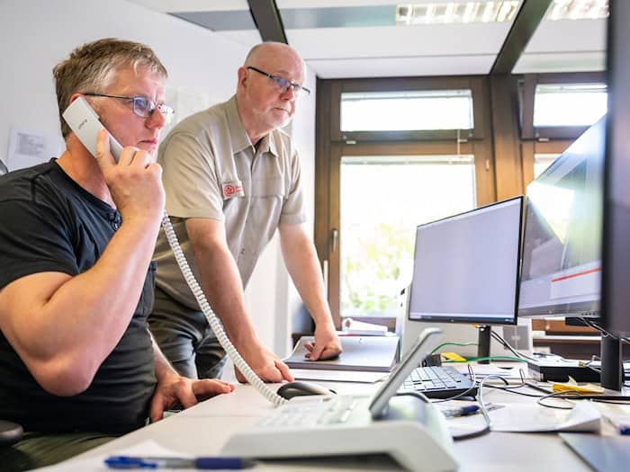 Mitarbeiter der Waldbrandzentrale werten Bilder der Überwachungskameras aus. (Archivfoto)  / Foto: Philipp Schulze/dpa