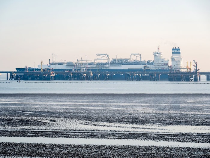 An den LNG-Terminals in Wilhelmshaven kam laut Betreiber DET zuletzt 2023 Gas aus der Golfregion an. (Archivbild) / Foto: Hauke-Christian Dittrich/dpa