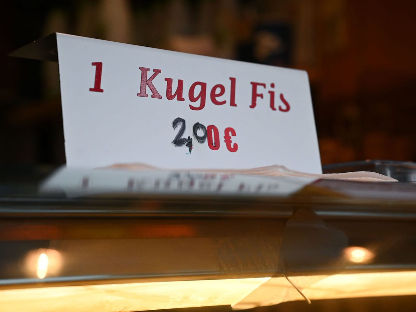 In Braunschweig haben mehrere Eisdielen den Kugelpreis auf zwei Euro gerunden.  / Foto: Katharina Kausche/dpa