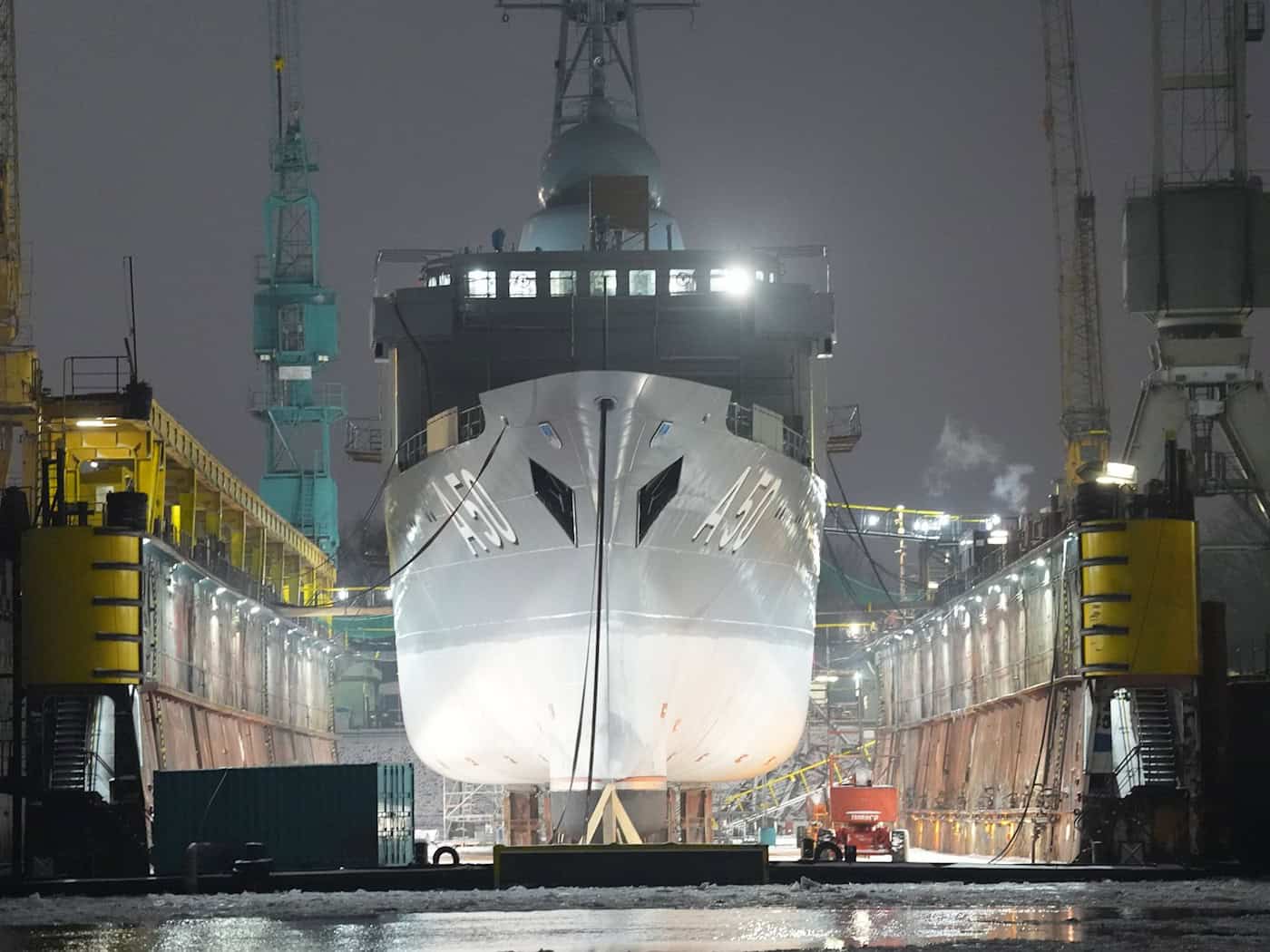 Deutsche Werften sind unter anderem auf den Bau und die Instandhaltung von Marineschiffen spezialisiert. (Archivbild) / Foto: Marcus Brandt/dpa