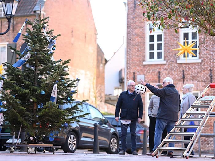 Die Weihnachtsdeko in der Altstadt von Leer sorgt für Gesprächsstoff bei Passanten.  / Foto: Lars Penning/dpa