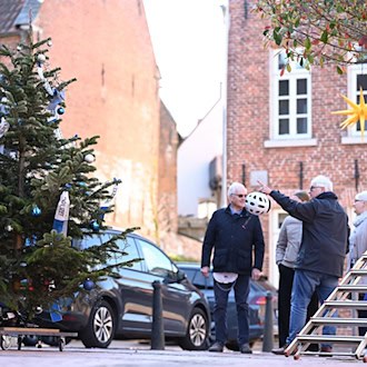 Die Weihnachtsdeko in der Altstadt von Leer sorgt für Gesprächsstoff bei Passanten.  / Foto: Lars Penning/dpa
