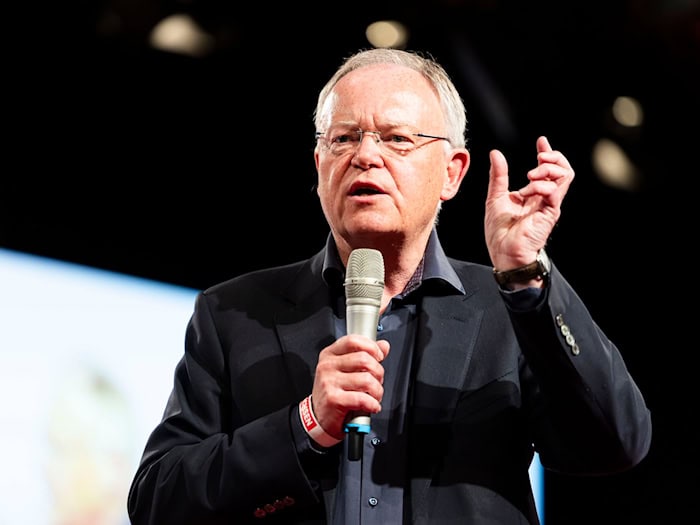 Stephan Weil legte sein Amt als niedersächsischer Ministerpräsident vor rund einem Jahr nieder. (Archivbild) / Foto: Michael Matthey/dpa