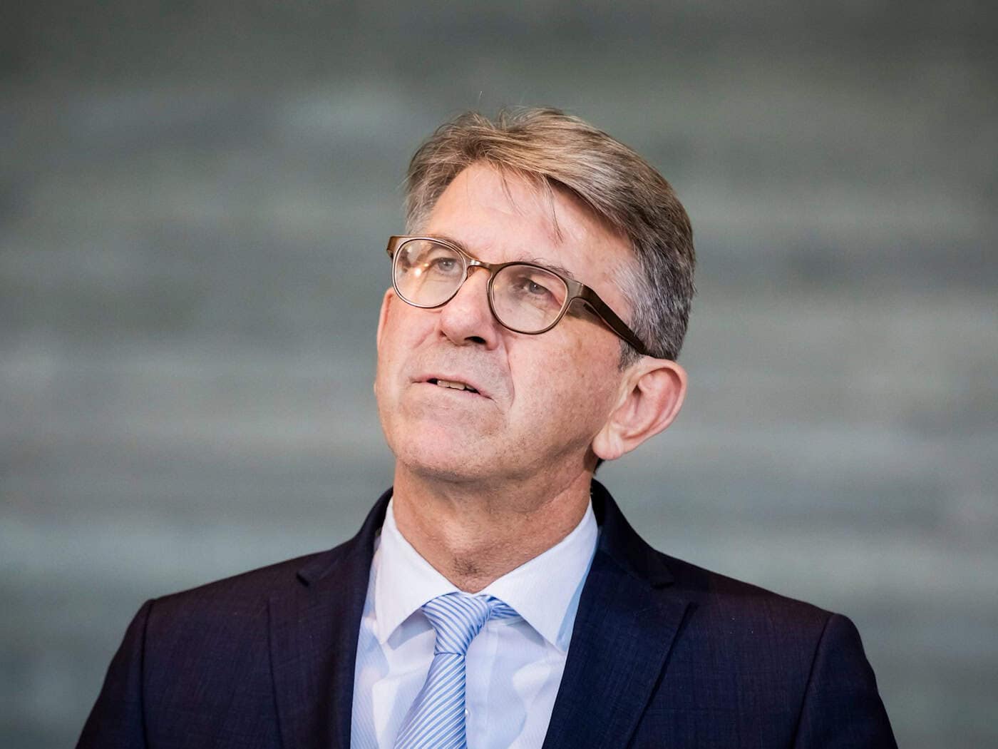 Kulturstaatsminister Wolfram Weimer erläutert seinen Umgang mit der Vergabe des Deutschen Buchhandlungspreises. (Archivbild) / Foto: Christoph Soeder/dpa