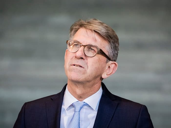 Kulturstaatsminister Wolfram Weimer erläutert seinen Umgang mit der Vergabe des Deutschen Buchhandlungspreises. (Archivbild) / Foto: Christoph Soeder/dpa