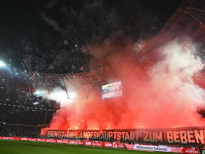 Feuerwerk im Hannover-Fanblock. / Foto: Swen Pförtner/dpa