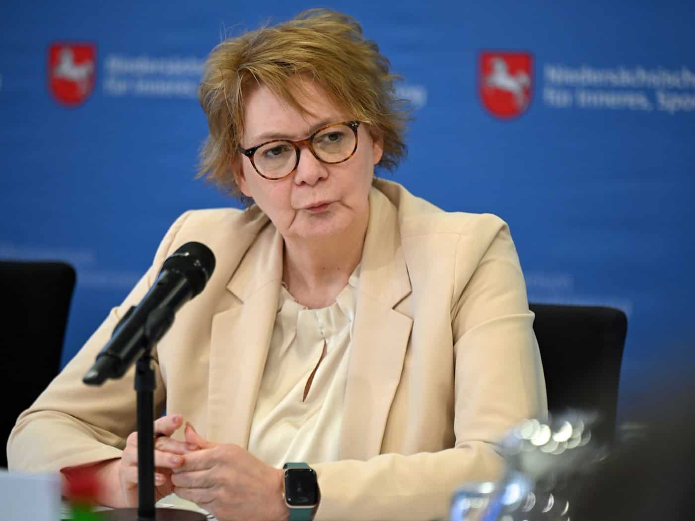 Niedersachsens Innenministerin Daniela Behrens (SPD) kündigt eine Waffenverbotszone im öffentlichen Nahverkehr an - Messerangriffe haben im vergangenen Jahr zugenommen. / Foto: Shireen Broszies/dpa
