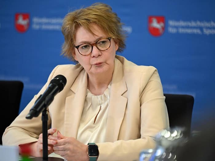 Niedersachsens Innenministerin Daniela Behrens (SPD) kündigt eine Waffenverbotszone im öffentlichen Nahverkehr an - Messerangriffe haben im vergangenen Jahr zugenommen. / Foto: Shireen Broszies/dpa