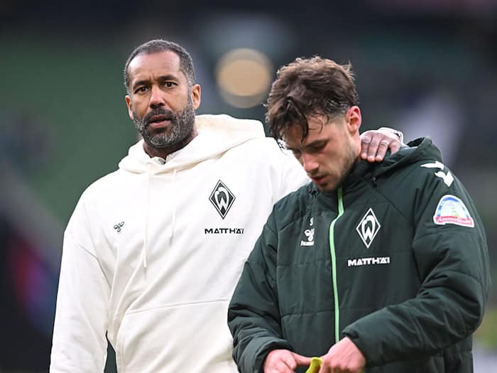 Nach der Niederlage gegen Mainz war Bremens Trainer Daniel Thioune als Tröster gefragt. / Foto: Carmen Jaspersen/dpa